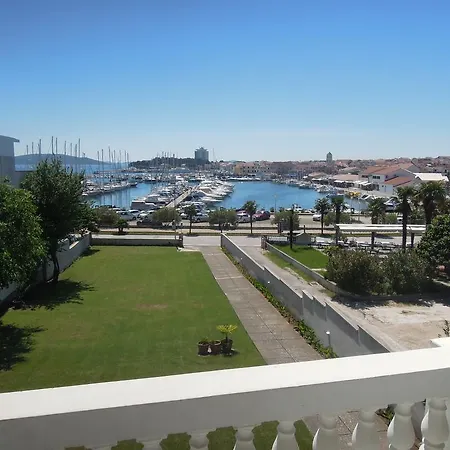 And Kolonada בית הארחה