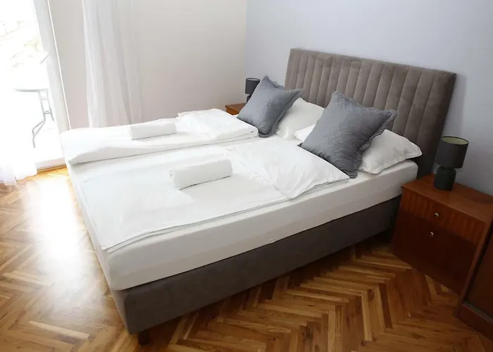 Guest house Apartment And Rooms Villa Kolonada